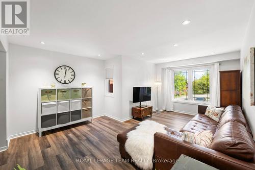 212 Provender Avenue, Ottawa, ON - Indoor Photo Showing Living Room