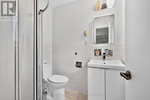 975 Cresthampton Lane, Mississauga, ON - Indoor Photo Showing Bathroom