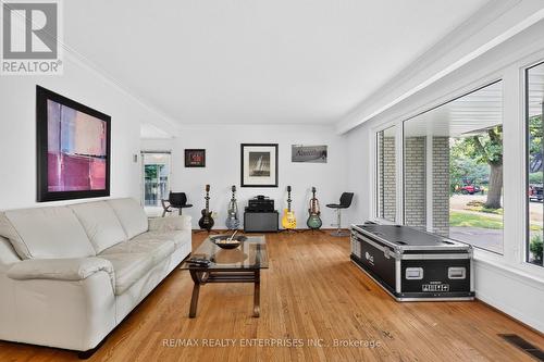 975 Cresthampton Lane, Mississauga, ON - Indoor Photo Showing Living Room