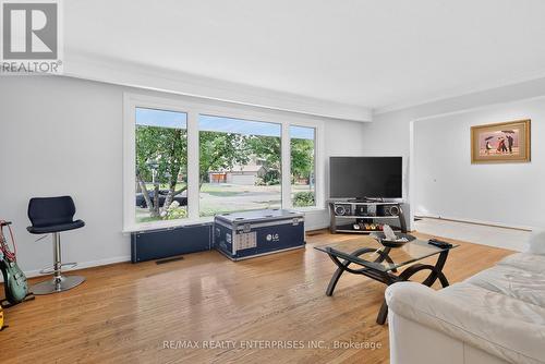 975 Cresthampton Lane, Mississauga, ON - Indoor Photo Showing Living Room
