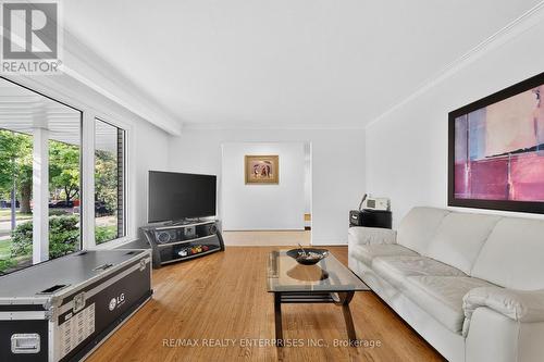 975 Cresthampton Lane, Mississauga, ON - Indoor Photo Showing Living Room