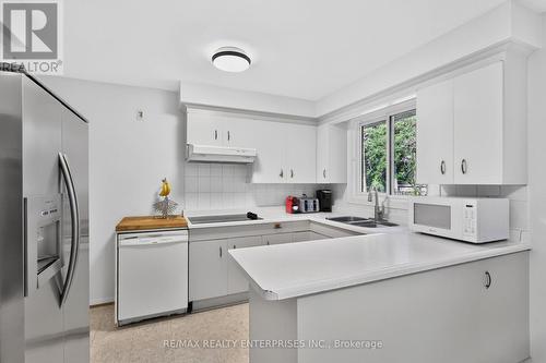 975 Cresthampton Lane, Mississauga, ON - Indoor Photo Showing Kitchen With Double Sink
