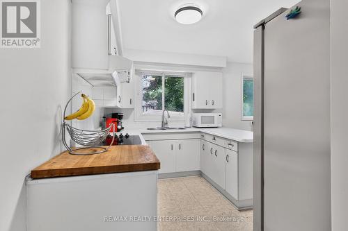 975 Cresthampton Lane, Mississauga, ON - Indoor Photo Showing Kitchen
