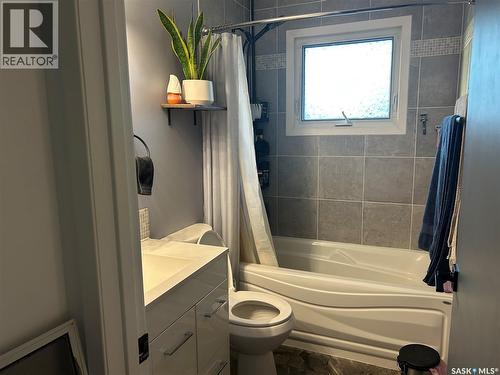 1145 9Th Avenue Sw, Moose Jaw, SK - Indoor Photo Showing Bathroom