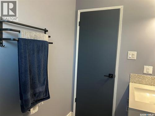 1145 9Th Avenue Sw, Moose Jaw, SK - Indoor Photo Showing Bathroom