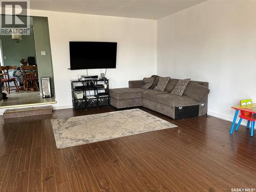 1145 9Th Avenue Sw, Moose Jaw, SK - Indoor Photo Showing Living Room