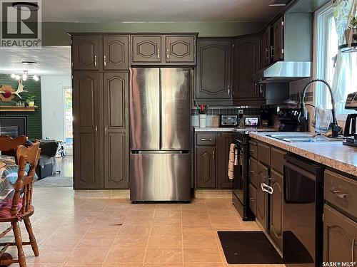1145 9Th Avenue Sw, Moose Jaw, SK - Indoor Photo Showing Kitchen With Double Sink