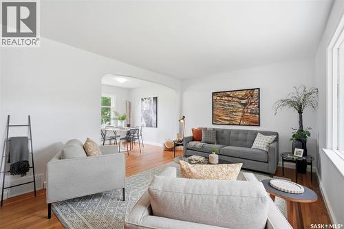 1318 B Avenue N, Saskatoon, SK - Indoor Photo Showing Living Room