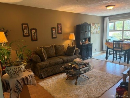 #307-2527 Quadra St  Victoria, BC V8T 4E1