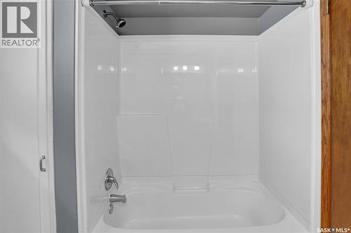 4 Groome Avenue, Regina, SK - Indoor Photo Showing Bathroom