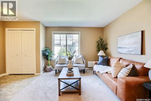 10 5011 James Hill Road, Regina, SK - Indoor Photo Showing Living Room