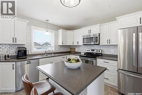 310 Martens Avenue, Warman, SK - Indoor Photo Showing Kitchen With Stainless Steel Kitchen With Double Sink With Upgraded Kitchen
