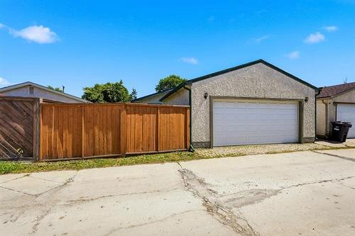12 Kinsley Cr, Winnipeg, MB 