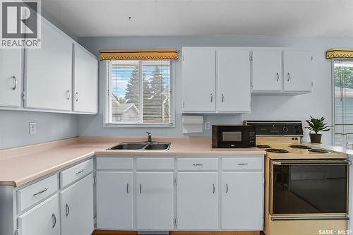 334 Johnson Crescent, Saskatoon, SK - Indoor Photo Showing Kitchen With Double Sink