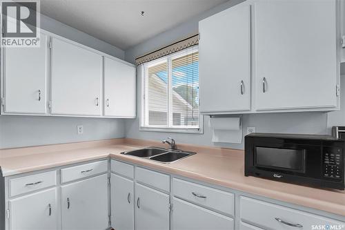 334 Johnson Crescent, Saskatoon, SK - Indoor Photo Showing Kitchen With Double Sink