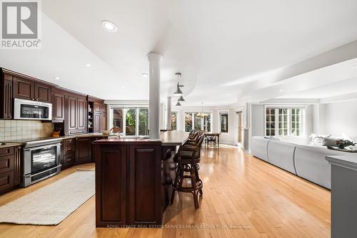 5851 Cornell Crescent, Mississauga, ON - Indoor Photo Showing Kitchen With Upgraded Kitchen