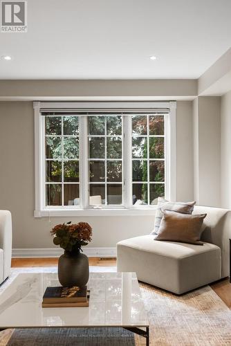 5851 Cornell Crescent, Mississauga, ON - Indoor Photo Showing Living Room