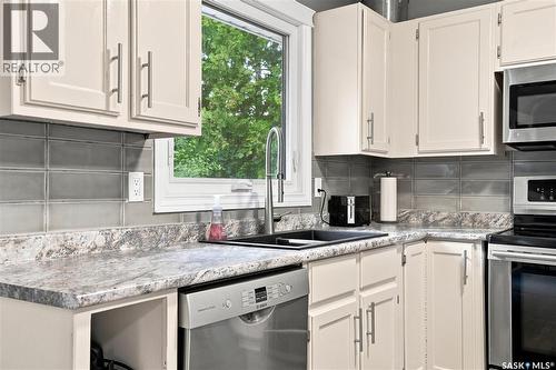 242 Candle Crescent, Saskatoon, SK - Indoor Photo Showing Kitchen With Double Sink With Upgraded Kitchen
