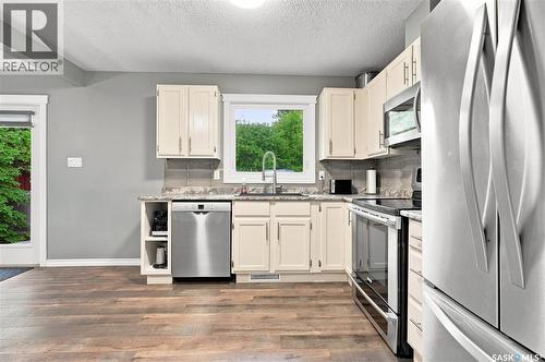 242 Candle Crescent, Saskatoon, SK - Indoor Photo Showing Kitchen With Stainless Steel Kitchen