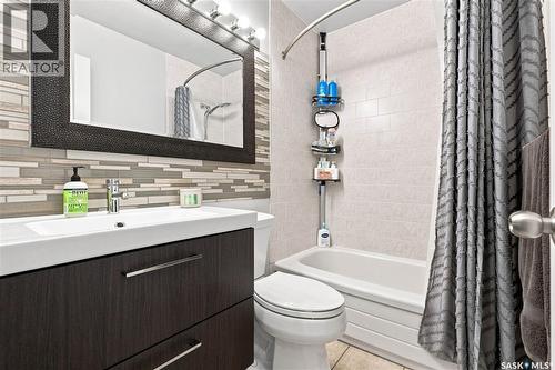 242 Candle Crescent, Saskatoon, SK - Indoor Photo Showing Bathroom