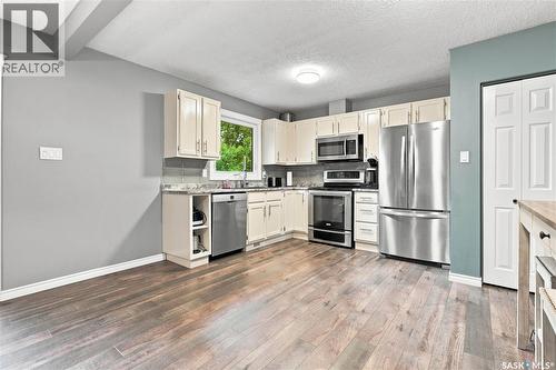 242 Candle Crescent, Saskatoon, SK - Indoor Photo Showing Kitchen With Stainless Steel Kitchen