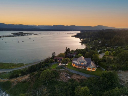 1133 Yates Rd, Comox, BC 