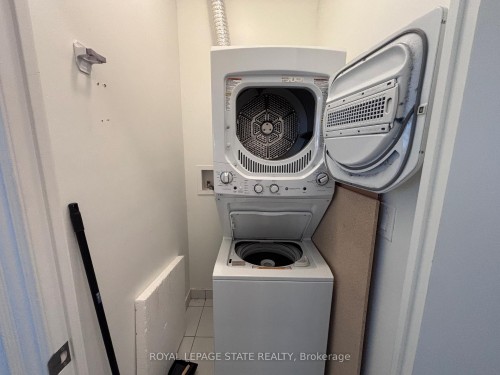 905-550 North Service Road, Grimsby, ON - Indoor Photo Showing Laundry Room