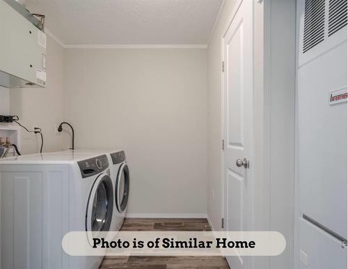 125 Prairie Oak Drive, Mitchell, MB - Indoor Photo Showing Laundry Room