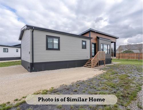 125 Prairie Oak Drive, Mitchell, MB - Outdoor