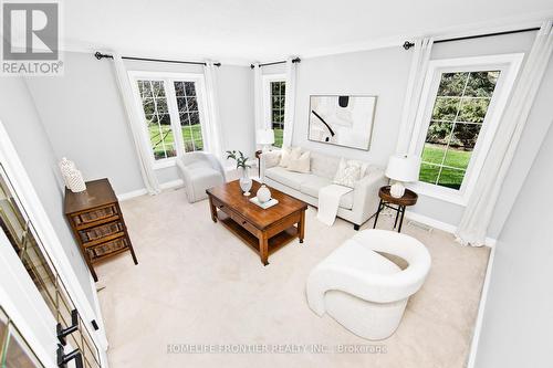 17 Bridle Path, Puslinch, ON - Indoor Photo Showing Living Room