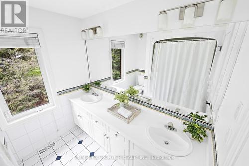 17 Bridle Path, Puslinch, ON - Indoor Photo Showing Bathroom