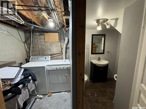 381 2Nd Street, Disley, SK - Indoor Photo Showing Laundry Room