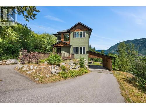 1533 WOODLAND Drive  Castlegar, BC V1N 4J4