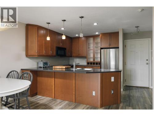 400 Sutton Crescent Unit# 313, Kelowna, BC - Indoor Photo Showing Kitchen