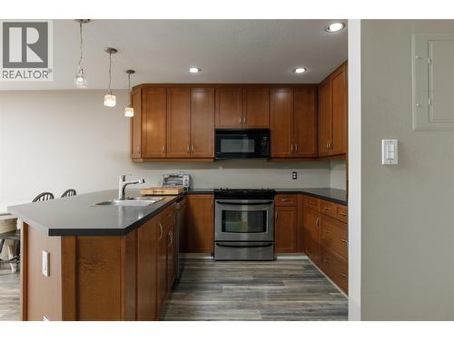 400 Sutton Crescent Unit# 313, Kelowna, BC - Indoor Photo Showing Kitchen