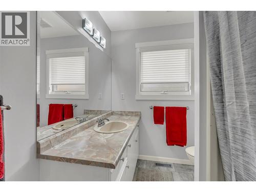 103 Eagle Drive, Kaleden, BC - Indoor Photo Showing Bathroom