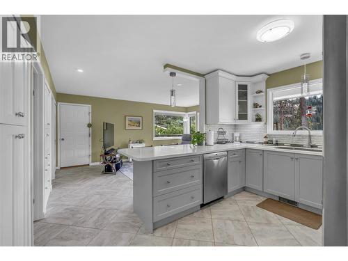 103 Eagle Drive, Kaleden, BC - Indoor Photo Showing Kitchen