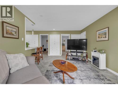 103 Eagle Drive, Kaleden, BC - Indoor Photo Showing Living Room