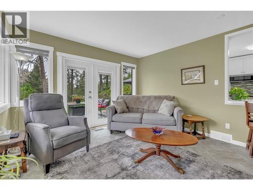 103 Eagle Drive, Kaleden, BC - Indoor Photo Showing Living Room