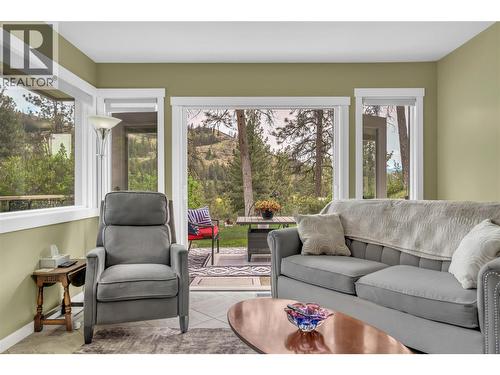 103 Eagle Drive, Kaleden, BC - Indoor Photo Showing Living Room