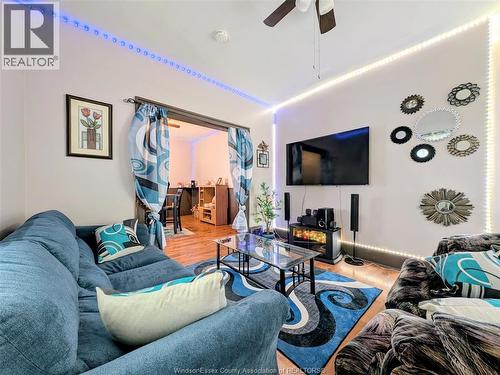 77 Askew, Leamington, ON - Indoor Photo Showing Living Room