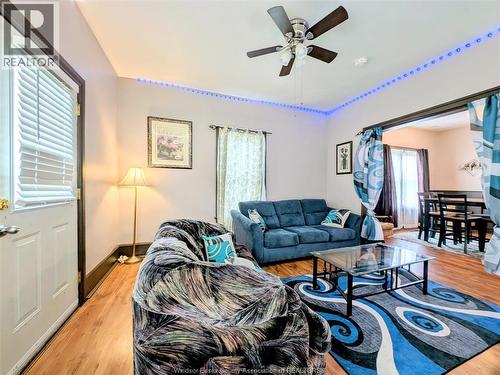 77 Askew, Leamington, ON - Indoor Photo Showing Living Room