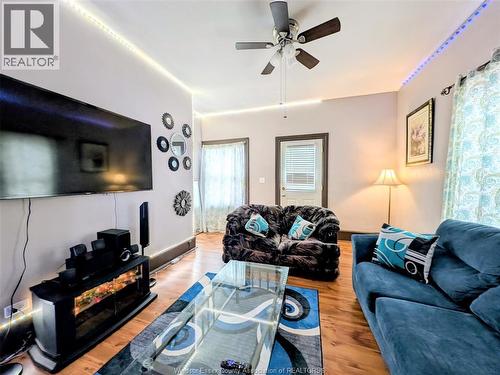 77 Askew, Leamington, ON - Indoor Photo Showing Living Room