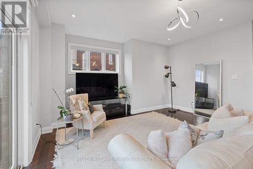 2016 Deerview Common, Oakville, ON - Indoor Photo Showing Living Room