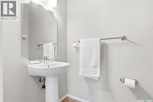 983 Pringle Cove, Saskatoon, SK - Indoor Photo Showing Bathroom
