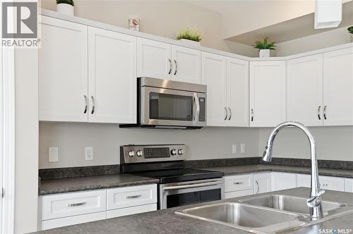 983 Pringle Cove, Saskatoon, SK - Indoor Photo Showing Kitchen With Double Sink