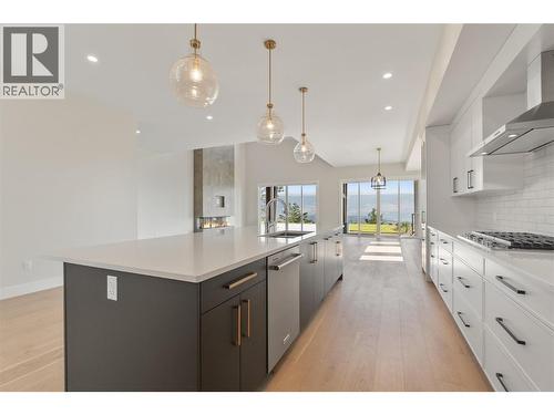 258 Summer Wood Drive, Kelowna, BC - Indoor Photo Showing Kitchen With Upgraded Kitchen