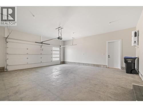 258 Summer Wood Drive, Kelowna, BC - Indoor Photo Showing Garage