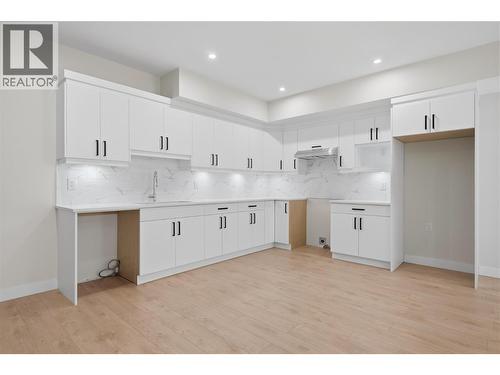 258 Summer Wood Drive, Kelowna, BC - Indoor Photo Showing Kitchen