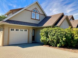4040 Blackberry Lane Saanich, BC V8X 5J4